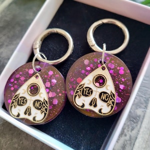 Dijes para botas con forma de tabla Ouija: pinzas colgantes de resina con purpurina morada, accesorios alternativos hechos a mano, regalo para botas Dr. Martens y góticas.