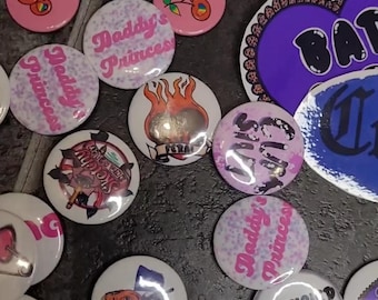 Pins inspirados en el kink • 32 mm, acabado brillante, varios diseños • La princesa de papá • Niño mimado certificado • Pins de niño bueno sumiso • Accesorios alternativos divertidos