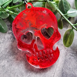 Bloody Red Skull Resin Keyring with Heart Eyes | Large Chunky Handmade Gothic Horror Keychain | Alt Statement Accessory with Black Chain