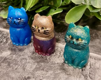 Adorno de gato sentado – Decoración única de mini gatitos para estantería – Figura de animal única – Artículos para el hogar de resina hechos a mano