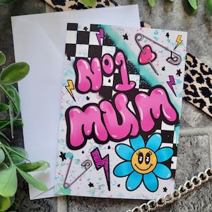 Carte de fête des Mères n°1 des mamans – Pop-punk de l'an 2000 | Épingles de sûreté en damier - Esthétique alternative - Carte de voeux A6 | Pas une phase | Maman alternative