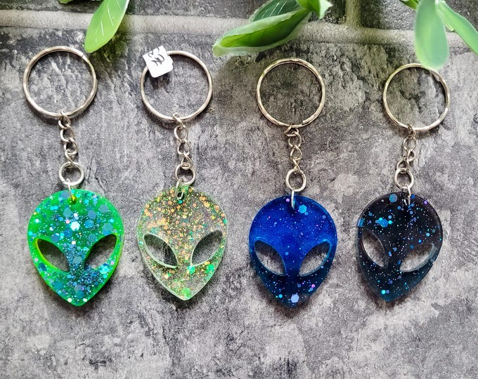 Alien Head Keyring – Handmade Resin Keychain – Glitter Alien Charm – Goth, Y2K, Alt Aesthetic – Various Colours Available