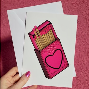 Tarjeta de felicitación tamaño A5 con diseño de caja de cerillas rosa Perfect Match. Diseño de tatuaje. Aniversario, San Valentín. Atrevida, única y alternativa. Tarjeta en blanco