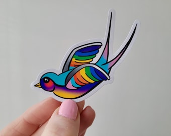 Progress Pride zwaluw tattoo sticker – regenboog traditionele tattoo vogel LGBTQ+ vinyl, queer art, spatwaterdicht, kleurrijke laptop sticker