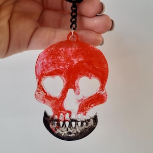 Bloody Resin Skull Keychain – Heart Eyes & Black Chain – Gothic Horror Alt Bag Charm – Chunky Handmade Skull Gift – Red and Black Swirl