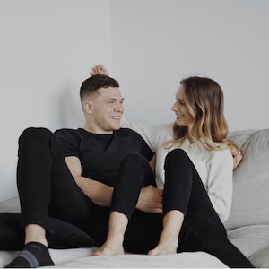 Può includere: Una coppia seduta su un divano, sorridendo e guardandosi. L'immagine è intitolata "Building Healthy Relationships" e include il testo "Vibranova Counseling & Wellness" e "Jan 20, 2025".