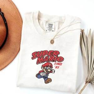 Camiseta con bordado de Super Mario Since '85 Comfort Colors®, camiseta retro con personaje de videojuego, gamer nostálgico, regalo para él, estilo caricatura adorable ESH4502