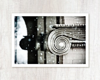 Al llegar el invierno - Fotografía de arquitectura - Fotografía artística de bodegones - Impresión fotográfica monocromática en blanco y negro - Decoración con nieve invernal