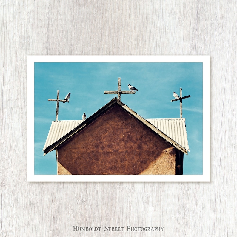 La Congregación - Arte del Suroeste - Impresión fotográfica de una iglesia de Nuevo México - Fotografía de aves - Fotografía en turquesa y adobe imagen 1