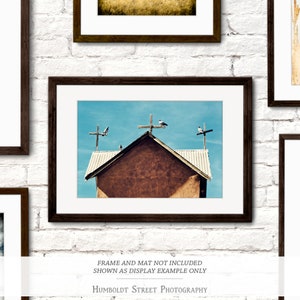 La Congregación - Arte del Suroeste - Impresión fotográfica de una iglesia de Nuevo México - Fotografía de aves - Fotografía en turquesa y adobe imagen 2