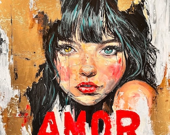 Peut inclure: Peinture expressive d'un visage de femme avec un œil jaune et un œil vert. La femme a les cheveux noirs avec des reflets turquoise, des lèvres rouges et des joues roses. Le mot "AMOR" est peint en grandes lettres rouges en bas.