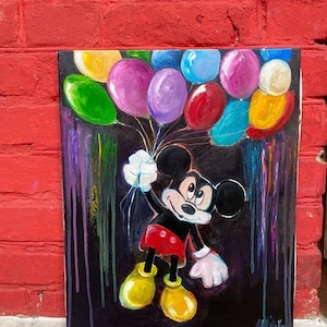 Op de afbeelding: Een schilderij van Mickey Mouse die een bosje kleurrijke ballonnen vasthoudt. De ballonnen zijn rood, geel, groen, blauw en paars. De achtergrond is zwart met kleurrijke strepen verf.