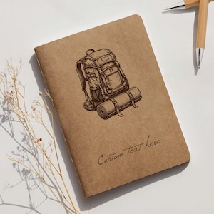 Taccuino personalizzato per avventure con zaino, in carta kraft con incisione personalizzata / Diario di viaggio ed escursionismo / Articolo di cancelleria per esploratori all'aria aperta