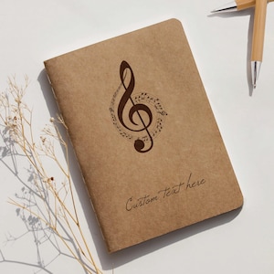 Quaderno personalizzato con chiave di violino, diario in carta kraft inciso personalizzato / regalo per amanti della musica / cancelleria musicale / testo personalizzato / copertina in carta kraft A5