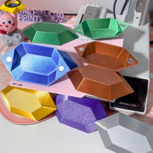 Zelda Rupee Aufbewahrungsbox 3D Gedruckt Sicherer Magnetverschluss BotW Schreibtisch Aufbewahrung TotK Schreibtisch Prop LoZ Sammelbox Cosplay Prop Box Würfelhalter
