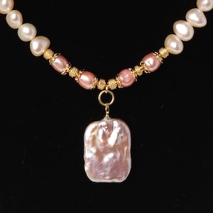 Collier pendentif perle baroque avec rang de perles roses et blanches, perles en acier inoxydable dorées + fermoir, longueur réglable, bijoux faits main élégants