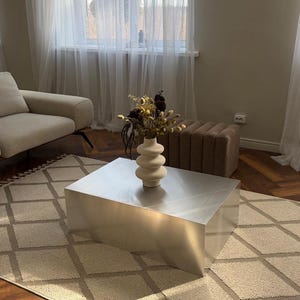 Tavolino laterale di design in alluminio. Tavolino d'appoggio moderno in metallo. Tavolino minimalista. Elegante complemento d'arredo.
