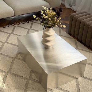 Minimalistischer Aluminium-Beistelltisch, moderner Metallakzenttisch, zeitgenössischer Designer-Beistelltisch, Vasenständer, Wohnzimmerdekor