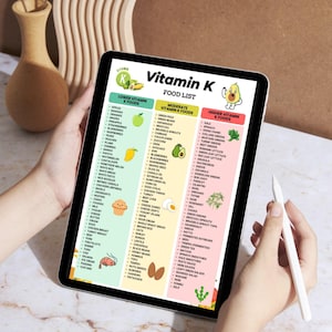 Puede incluir: Una tableta muestra una colorida lista de alimentos con vitamina K, categorizados por contenido vitam&iacute;nico. La lista incluye frutas, verduras y otros alimentos, con ilustraciones. Un l&aacute;piz &oacute;ptico se sostiene cerca de la pantalla.