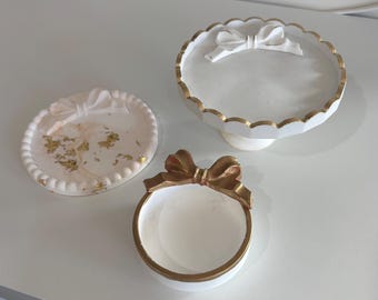 Bandeja para anillos, joyas y baratijas de estilo coqueto. Disponible en varios estilos y colores.