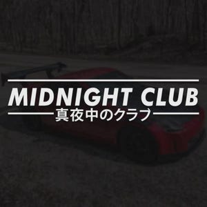 以下が含まれることがあります： 赤いスポーツカーと黒いスポイラーが写っています。「MIDNIGHT CLUB」の文字が白で表示され、その下に日本語のテキストがあります。背景はぼやけた暗い森です。