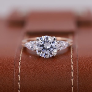 Two Tone Total E Color VVS2 IGI Certified Round IDEAL Cut Lab Grown Diamond Three Stone Engagement Ring, Side Round Cut Pave Diamond Ring