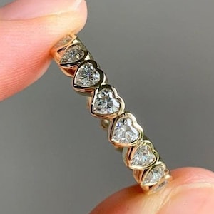 Banda de diseñador con engaste de bisel de eternidad completo, increíble banda de compromiso de moissanita con corte de corazón, banda a juego para anillo de aniversario, regalo de anillo de San Valentín