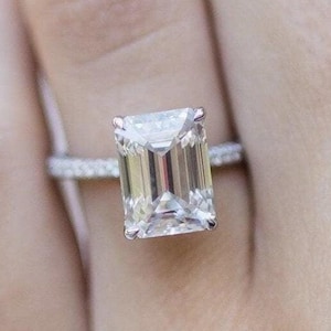 Solid Gold Smaragd geschnitten Moissanite Verlobungsring, Versteckter Halo Jubiläumsring Smaragdschliff, halbe Ewigkeit Ehering, Geburtstagsgeschenke