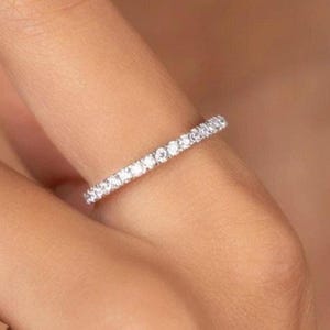 Alianza de boda con diamantes naturales de talla redonda y engaste pavé, apilable, de oro amarillo.