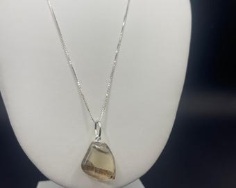 Golden Labradorite Pendant – Elegance and Light