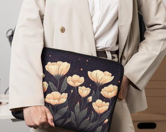 Capa para laptop com estampa floral escura: acessório tecnológico com design botânico vintage