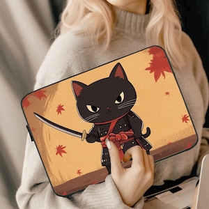 Puede incluir: Un gato negro vestido como un guerrero samurai con una faja roja y una espada. El gato está de pie sobre un fondo amarillo con hojas de arce rojas.