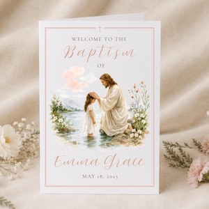 Peut inclure: Une carte de programme de baptême blanche avec une illustration centrale à l'aquarelle représentant une silhouette en robe bénissant un enfant dans l'eau. Le texte indique : Welcome to the Baptism of Emma Grace, May 18, 2025. Bordure fine et croix.