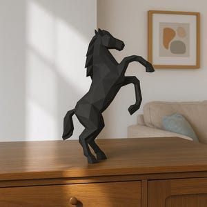Cavallo nero in piedi, modello 3D in carta da stampare – modello pdf svg dxf – scultura di carta fai da te, decorazione da parete, design, equestre o western