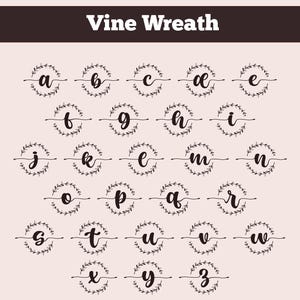 K&ouml;nnte beinhalten: Eine digitale Grafik mit dem Titel Vine Wreath, die das Kleinbuchstaben-Alphabet von a bis z zeigt. Jeder Buchstabe ist in einer dunkelbraunen Schreibschrift dargestellt und von einem kreisf&ouml;rmigen Kranz aus feinen Ranken umgeben.