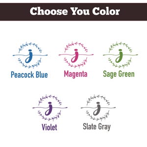K&ouml;nnte beinhalten: Eine Farbkarte mit dem Titel Choose You Color zeigt f&uuml;nf kreisf&ouml;rmige Logos mit einem kleinen Buchstaben j in einem Blattkranz. Die Optionen sind Peacock Blue, Magenta, Sage Green, Violet und Slate Gray, jeweils mit passendem Text.