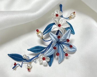 Broche floral envuelto en seda, broche floral hecho a mano, elegante ramillete floral, accesorio único para bodas