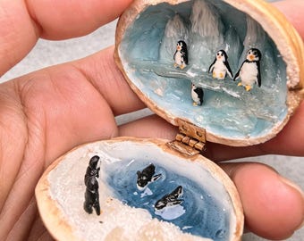 Casa miniatura de pingüino hecha con cáscara de nuez / Pequeño diorama ártico dentro de una nuez / Regalo de decoración artesanal para el hogar de las hadas