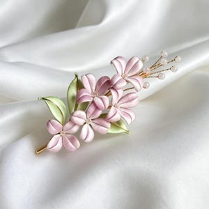 Inslagningsblombrosch, handgjord florabrosch, elegant blommig corsage, unik håraccessoar
