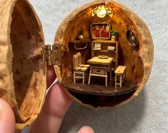 Casa de muñecas personalizada de cáscara de nuez, foto en miniatura personalizada, acogedora sala de estar, regalo de boda único, miniatura de cuento de hadas hecha a mano