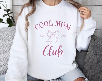 Suéter Cool Mom Club (fundado en 2025), jersey de cuello redondo Cool Mom Club, regalo para el Día de la Madre, regalo para mamás, suéter para anunciar el embarazo, suéter para mamás