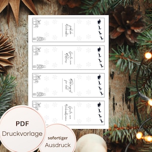 Puede incluir: Una hoja de etiquetas de regalo navide&ntilde;as blancas con ilustraciones en l&iacute;nea negra de regalos, copos de nieve y renos tirando de un trineo. Las etiquetas tienen texto en alem&aacute;n, incluyendo "Frohe Weihnachten" y "Gr&uuml;&szlig;e vom Weihnachtsmann".