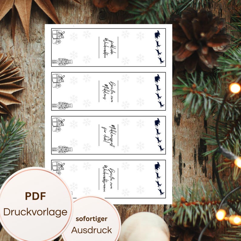 Puede incluir: Una hoja de etiquetas de regalo navide&ntilde;as blancas con ilustraciones en l&iacute;nea negra de regalos, copos de nieve y renos tirando de un trineo. Las etiquetas tienen texto en alem&aacute;n, incluyendo "Frohe Weihnachten" y "Gr&uuml;&szlig;e vom Weihnachtsmann".