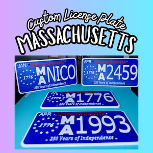 Könnte beinhalten: Individuelle Kennzeichen aus Massachusetts in Blau und Weiß. Die Schilder zeigen den Staatsnamen, das Jahr 1776 und den Satz "250 Jahre Unabhängigkeit". Einige Schilder haben individuellen Text und Nummern.