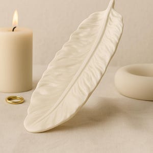Leaf Jewelry Dish: Handmade Ceramic Trinket Tray - Minimalist Decor