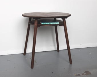 Mesa lateral de nogueira com prateleira oculta – Mesa de cartas com duas prateleiras