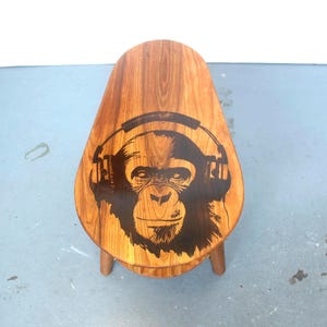 Monkey med hörlurar, trebent bord – körsbärsträ och skivförvaring i svart epoxi