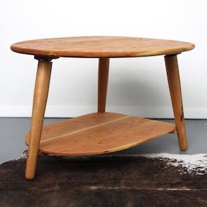 Zaokrąglony trójkątny stolik kawowy z dolną półką – drewniane meble do salonu