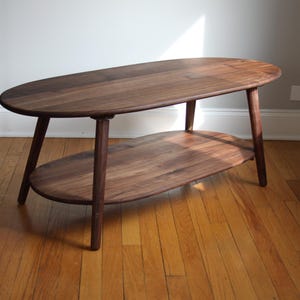 Table basse ovale en noyer - Style moderne Mid-Century