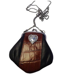 Monedero/Bandolera Brighton Mini de piel negra con estampado de cocodrilo y cierre de beso en forma de corazón. imagen 3